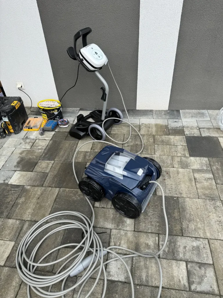 Čistiaci robot do bazéna Magiline