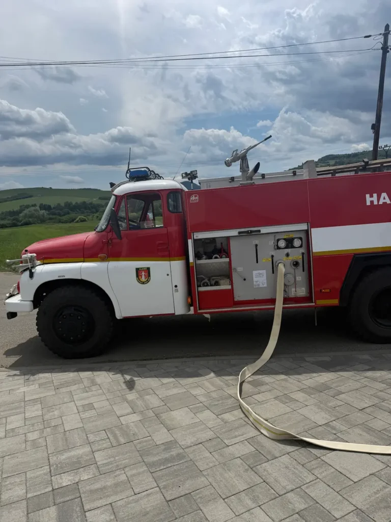 Napúšťanie bazéna Magiline hasičskou cisternou