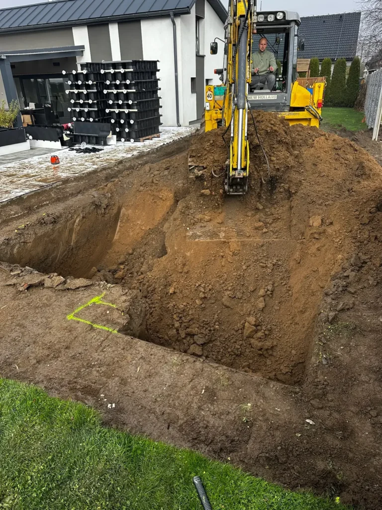 Výkop jamy pre bazén Magiline bagrom