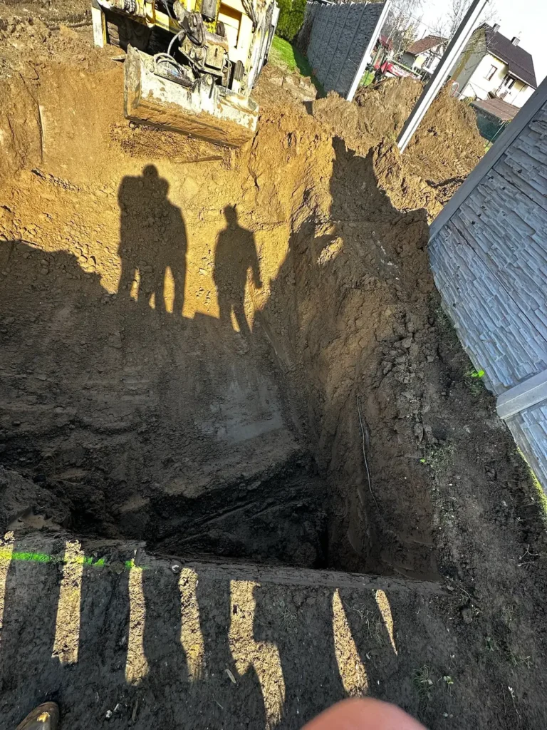 Vykopaná jama pripravená pre bazén Magiline