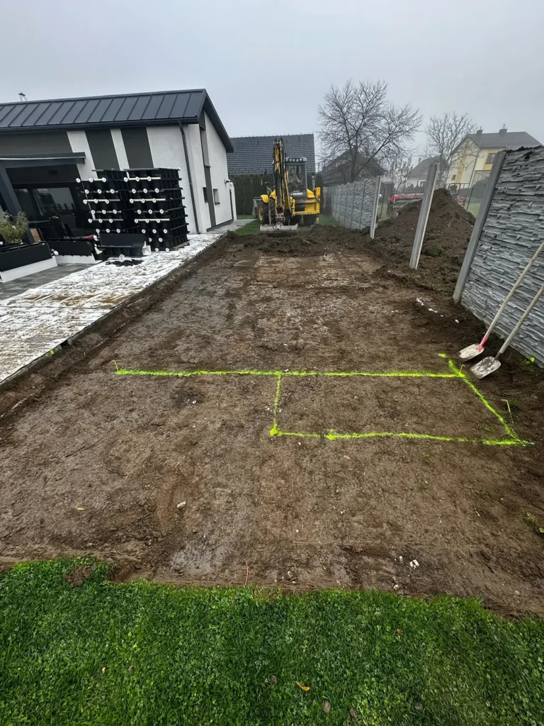 Vytýčenie bazéna Magiline v záhrade pred výkopom