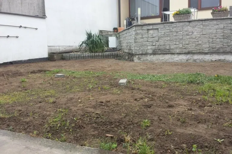 Bazén s rímskymi schodmi a nízkym zastrešením — realizácia bazéna Magiline (1)
