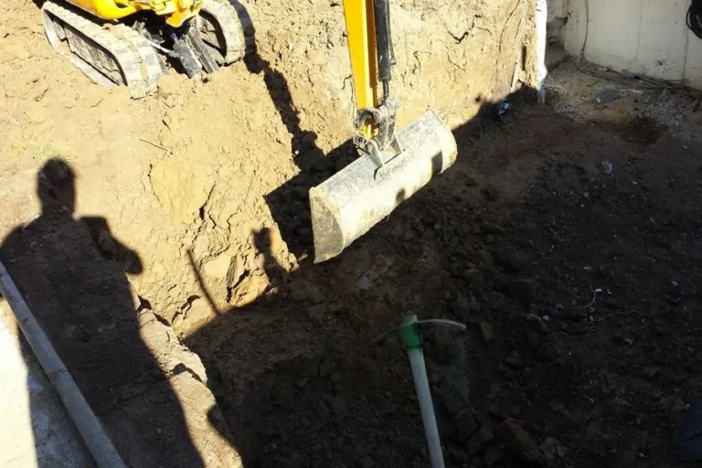 Bazén s rímskymi schodmi a nízkym zastrešením — realizácia bazéna Magiline (2)