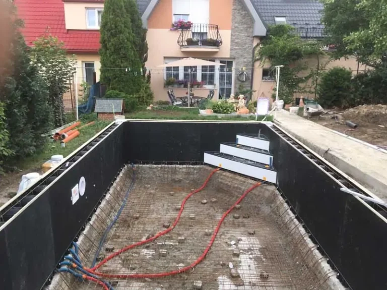 Bazén s tmavou dlažbou v záhrade rodinného domu — realizácia bazéna Magiline (3)