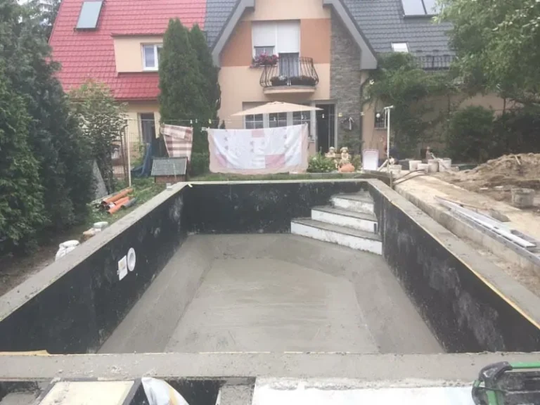 Bazén s tmavou dlažbou v záhrade rodinného domu — realizácia bazéna Magiline (5)