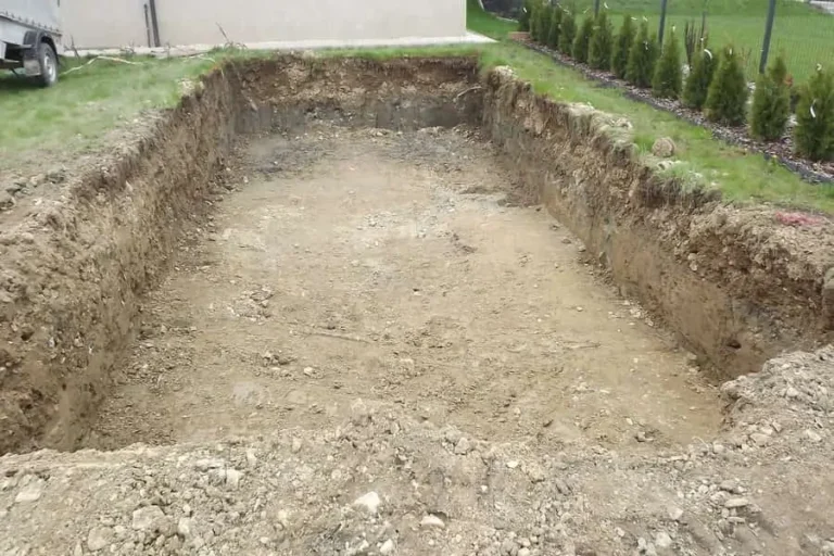 Bazén s vysokým zastrešením v rovinatej záhrade — realizácia bazéna Magiline (2)