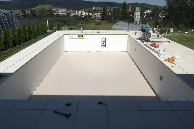 Bazén s vysokým zastrešením v rovinatej záhrade — realizácia bazéna Magiline (5)