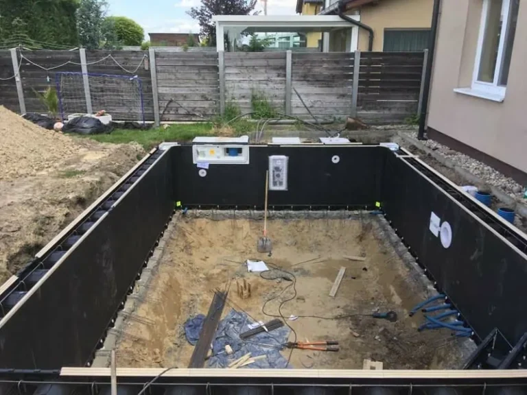 Bazén so schodiskom po celej šírke — realizácia bazéna Magiline (8)