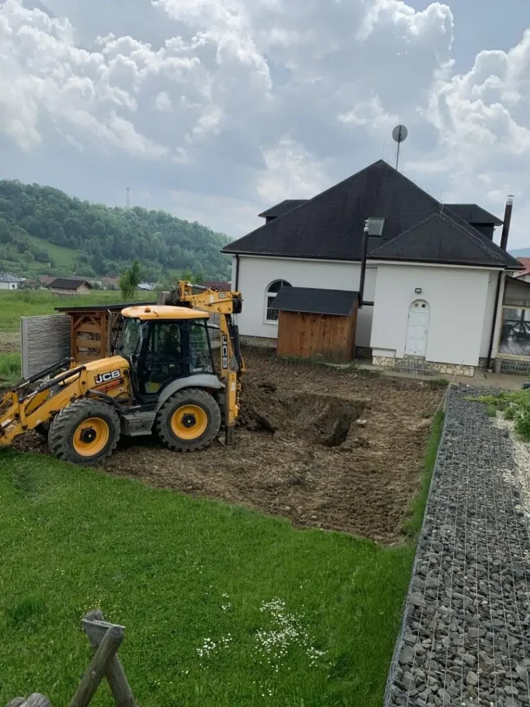Bazén so zastrešením vo svahovitej záhrade — realizácia bazéna Magiline (2)