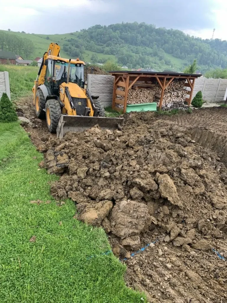 Bazén so zastrešením vo svahovitej záhrade — realizácia bazéna Magiline (3)