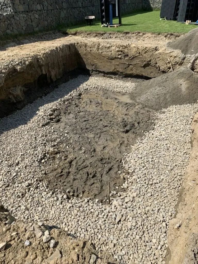 Bazén so zastrešením vo svahovitej záhrade — realizácia bazéna Magiline (4)