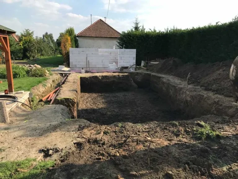 Dlhý záhradný bazén pri novostavbe — realizácia bazéna Magiline (2)