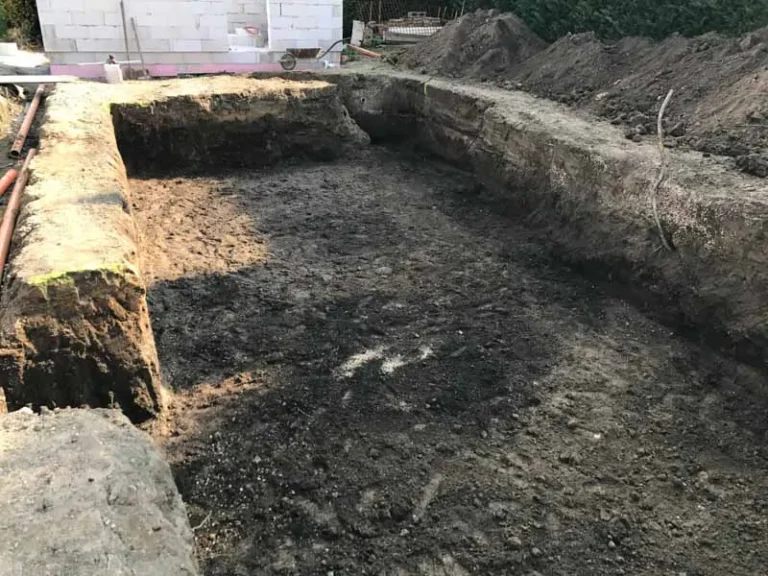 Dlhý záhradný bazén pri novostavbe — realizácia bazéna Magiline (3)