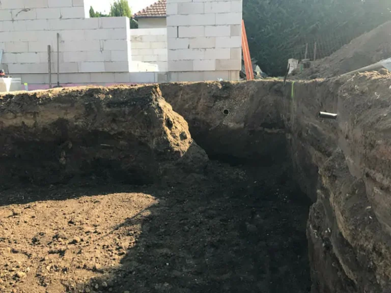 Dlhý záhradný bazén pri novostavbe — realizácia bazéna Magiline (6)