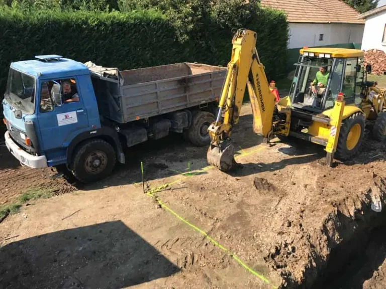 Dlhý záhradný bazén pri novostavbe — realizácia bazéna Magiline (7)