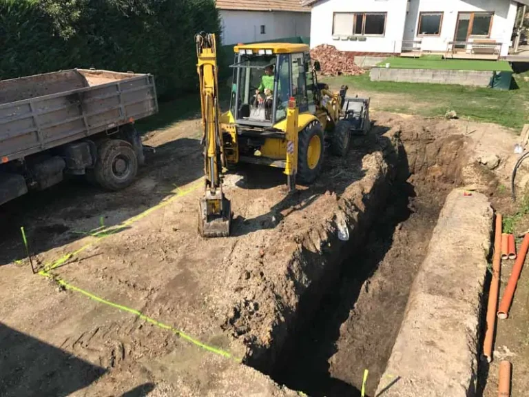 Dlhý záhradný bazén pri novostavbe — realizácia bazéna Magiline (8)