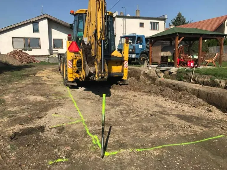 Dlhý záhradný bazén pri novostavbe — realizácia bazéna Magiline (9)