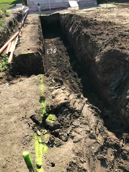 Dlhý záhradný bazén pri novostavbe — realizácia bazéna Magiline (10)