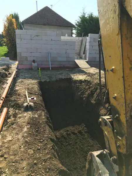 Dlhý záhradný bazén pri novostavbe — realizácia bazéna Magiline (11)