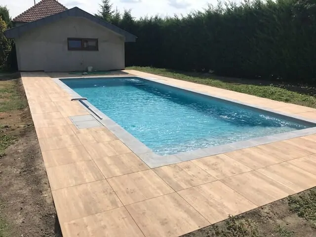Dlhý záhradný bazén pri novostavbe — realizácia bazéna Magiline (19)