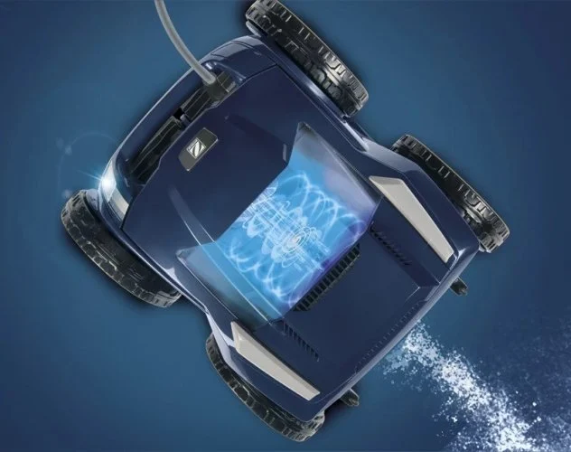 Robotický vysávač Zodiac Alpha iQ pri čistení dna bazéna