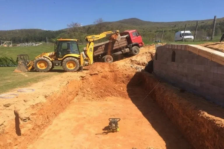 Veľký bazén pri dome s oporným múrom — realizácia bazéna Magiline (1)