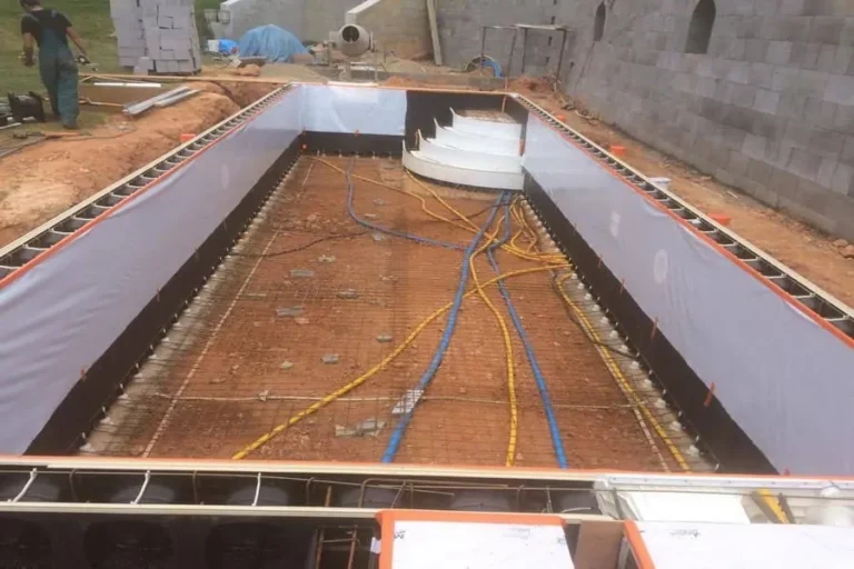 Veľký bazén pri dome s oporným múrom — realizácia bazéna Magiline (2)