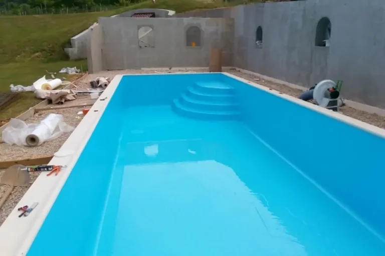 Veľký bazén pri dome s oporným múrom — realizácia bazéna Magiline (5)