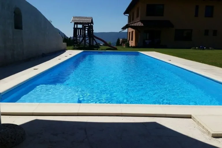 Veľký bazén pri dome s oporným múrom — realizácia bazéna Magiline (7)