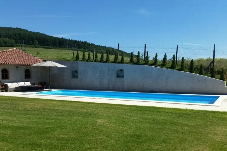 Veľký bazén pri dome s oporným múrom — realizácia bazéna Magiline (8)
