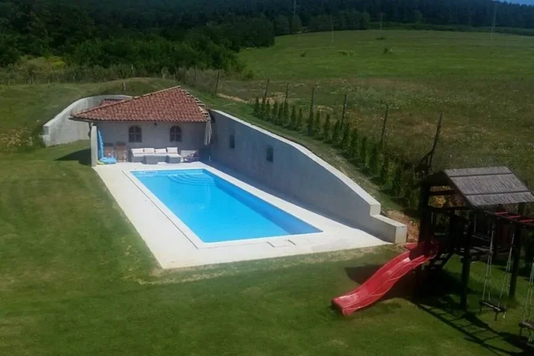Veľký bazén pri dome s oporným múrom — realizácia bazéna Magiline (11)